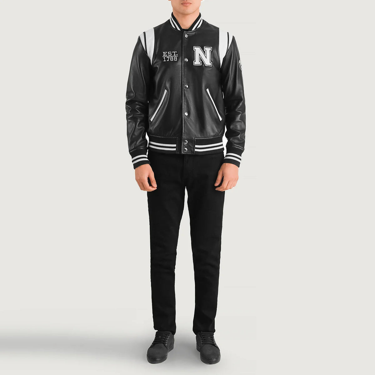 
Liberte New York 经典黑 Leather Varsity 真皮夹克 男士 - 展现立体袖型与合身版型的侧身视角