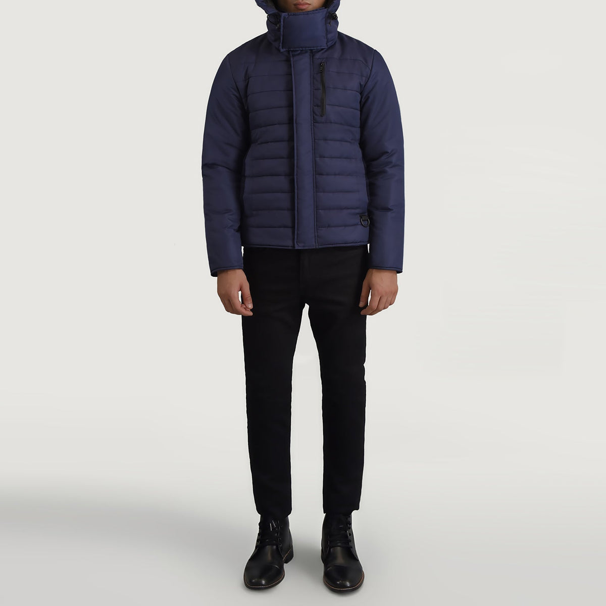 
Malcolm 深海蓝 Hooded Puffer 真皮夹克 男士 - 展现立体袖型与合身版型的侧身视角