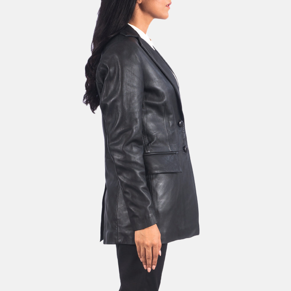 模特上身造型展示： Marilyn Tan Brown Leather Blazer 自然光线下展现天然垂坠质感
