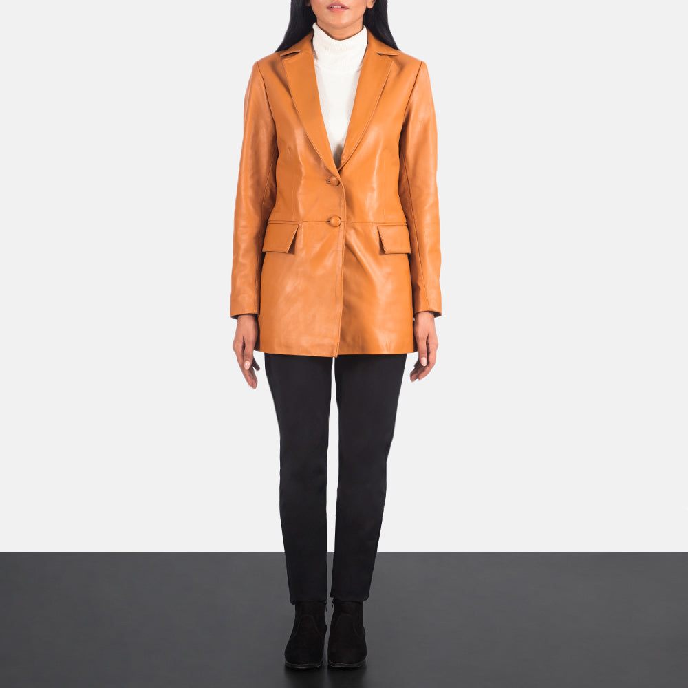 Marilyn Tan Brown Leather Blazer - 展示利落袖形与运动流线轮廓的侧身轮廓