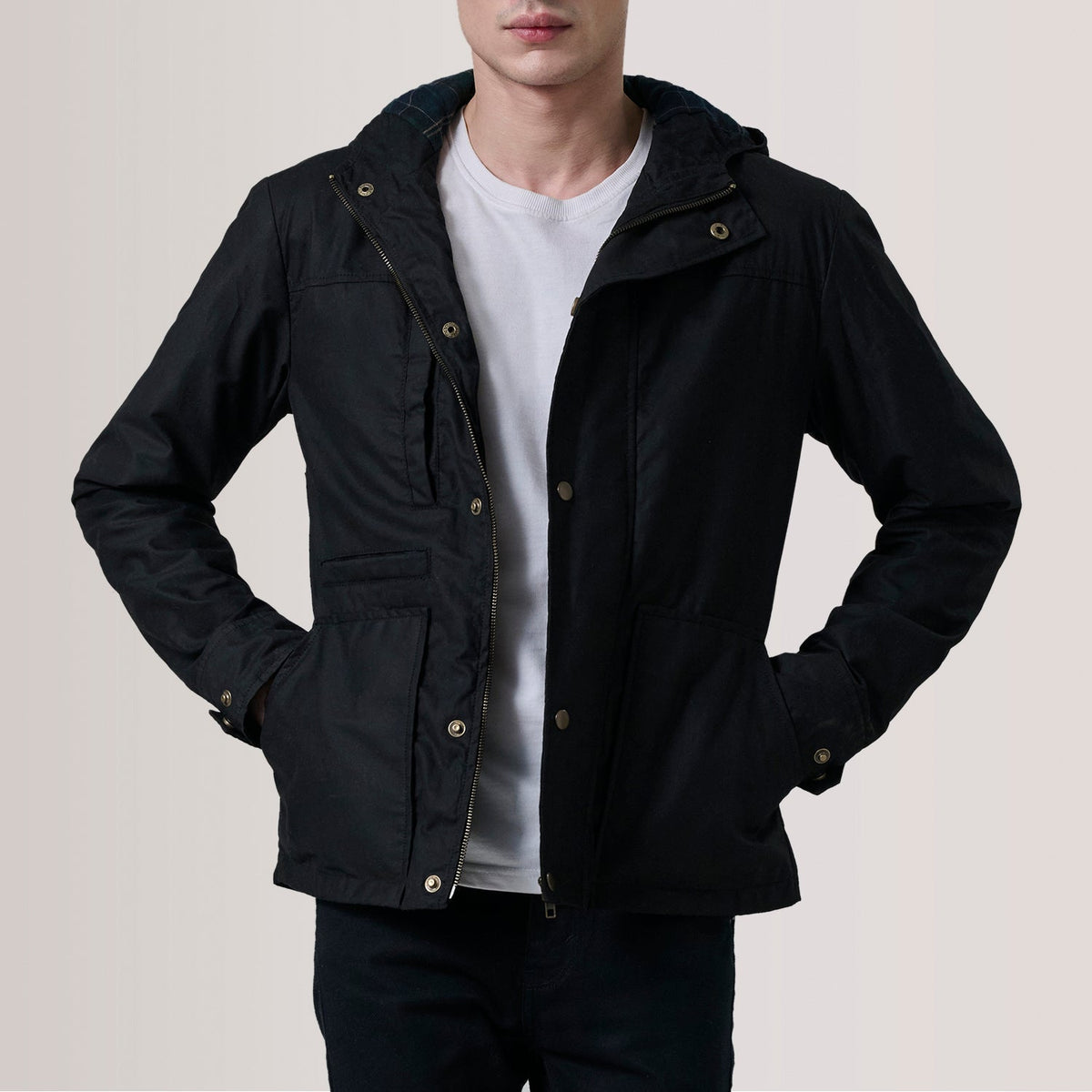 Marlo 黑色 Canvas Hooded Work 真皮夹克 男士 For Men in Black Waxed Cotton Canvas - Front Profile View &amp; Tailored Silhouette | Buy Online