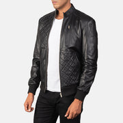 Black Sheepskin Leather Bomber Jacket - 展示肩部贴合剪裁与利落下摆的背面细节