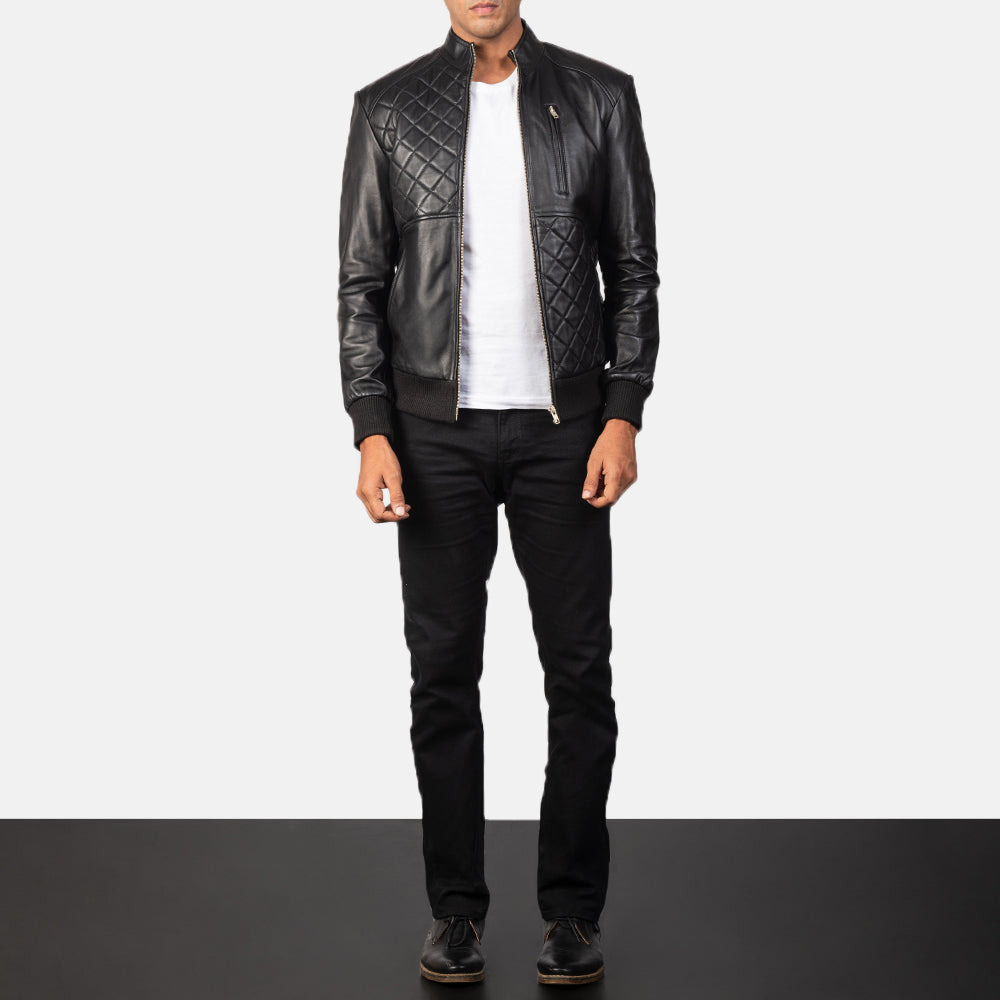 Moda Black Leather Bomber Jacket - 展示利落袖形与运动流线轮廓的侧身轮廓