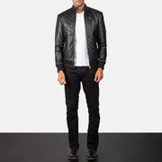Moda Black Leather Bomber Jacket - 展示利落袖形与运动流线轮廓的侧身轮廓