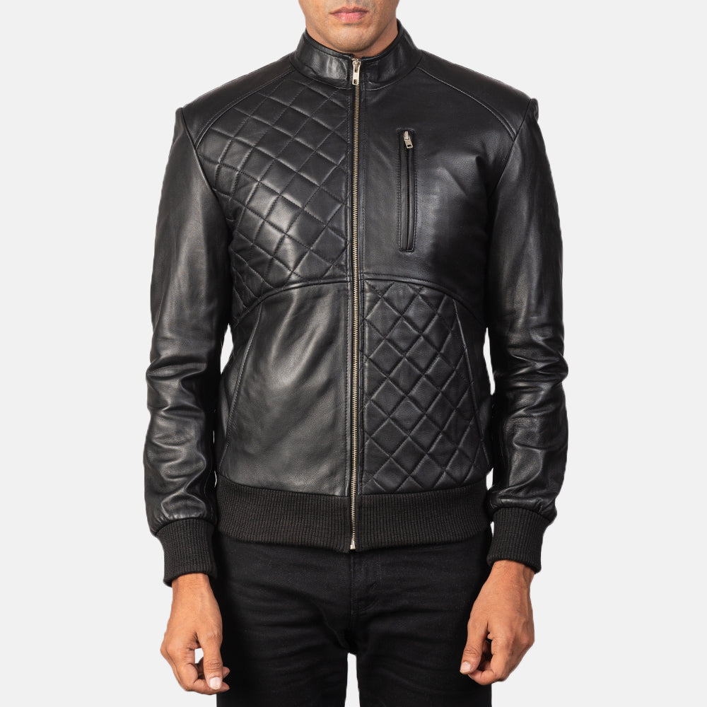 特写细节 of Band &amp; Zipper Hardware on Moda Black Leather Bomber Jacket