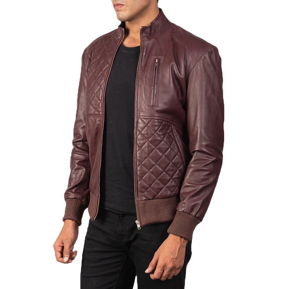 模特上身造型展示： Moda Black Leather Bomber Jacket 自然光线下展现天然垂坠质感