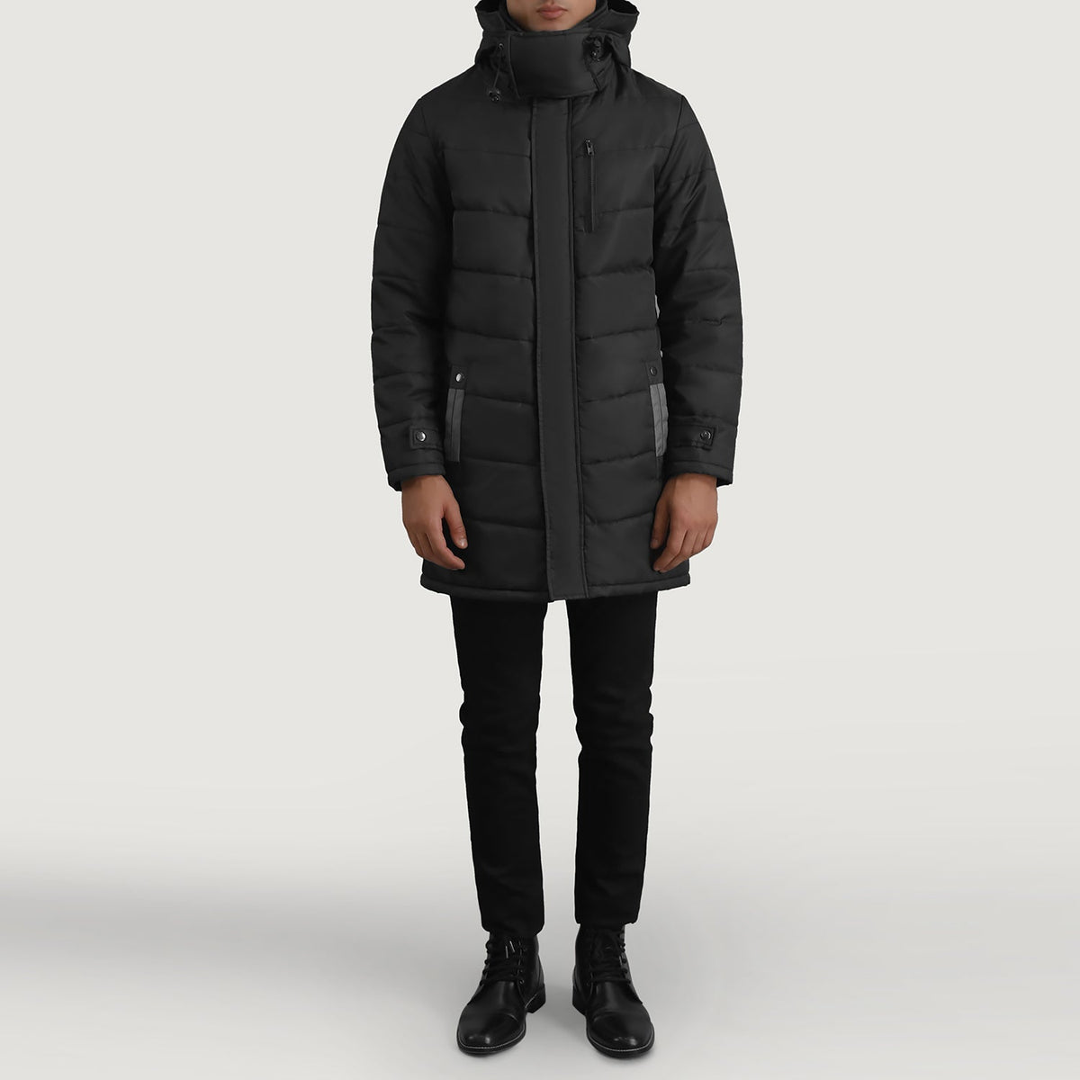
Moore 经典黑 Hooded Parka 男士 - 展现立体袖型与合身版型的侧身视角