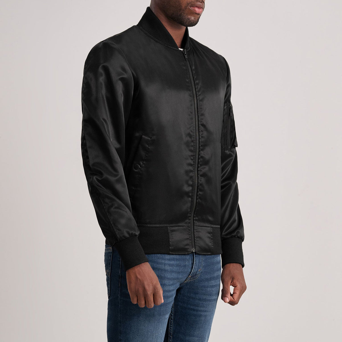 
Black Satin Bomber Jacket - 展现肩线贴合与利落下摆的背部视角