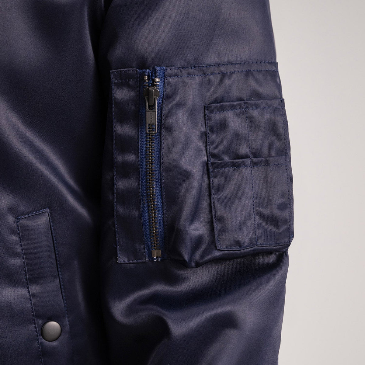 
内衬展示 Showing Polyester Lining & 内部双侧实用暗袋