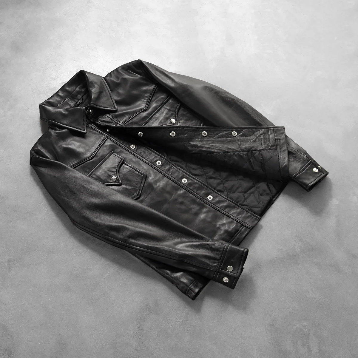 
Button & Hem Craftsmanship Construction Detail on Ranchson 经典黑 Leather Shirt 男士