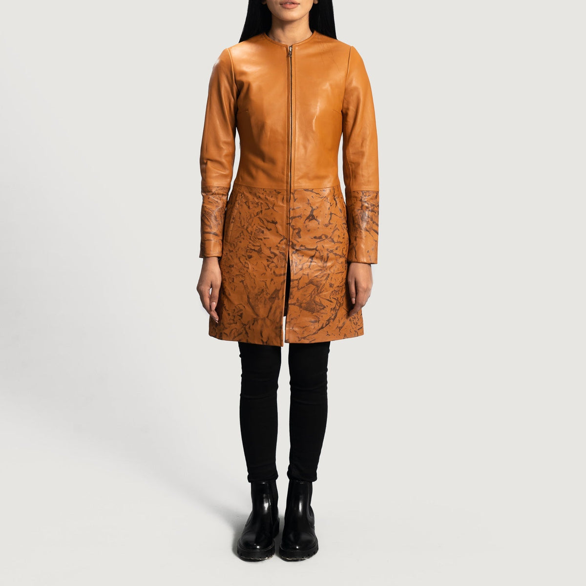 Close-Up Detail of Classic Collar &amp; Zipper Hardware on Women's Sandy 浅褐色 Dye 真皮大衣 女士