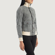 
模特上身效果： Sasha A1 Black Suede Bomber Jacket 模特试穿展示（自然光垂坠质感）