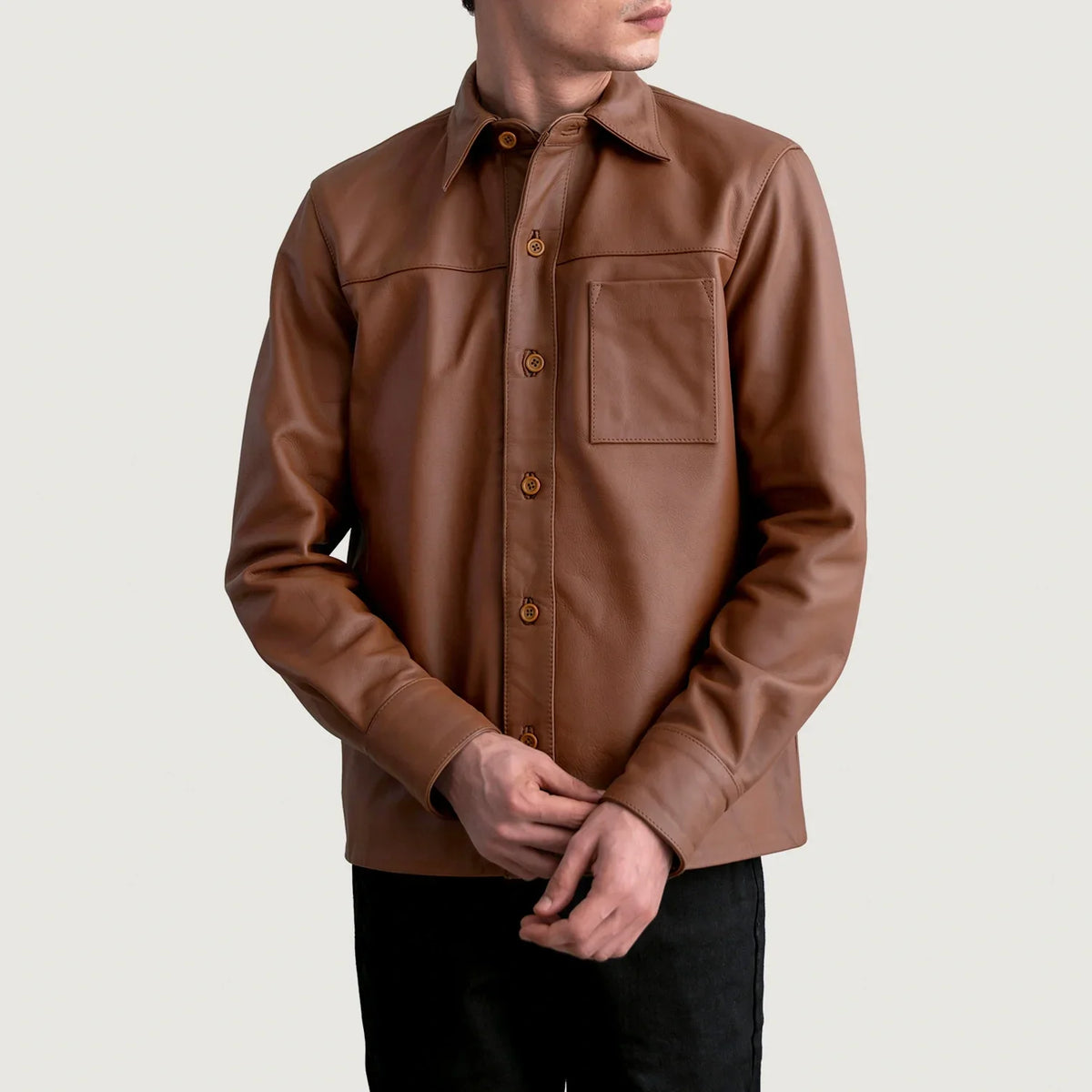 
Scout Matte 复古棕 Leather Shirt 男士 - 展现立体袖型与合身版型的侧身视角