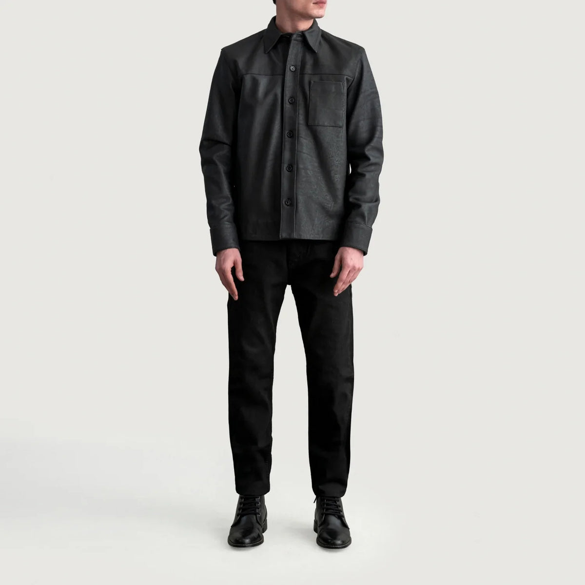 
细节特写 of Shirt & Buttons Hardware on Scout Tumbled 经典黑 Leather Shirt 男士