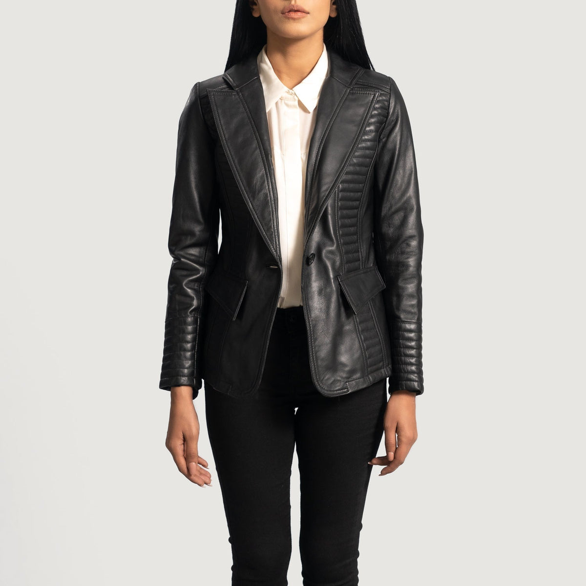 
Selina 经典黑 真皮西装外套 女士 in Black Sheepskin Leather - 正面版型与定制立体剪裁轮廓 | 官方商城选购