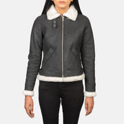 
模特上身效果： Sherilyn B-3 Distressed Black Leather Bomber Jacket 模特试穿展示（自然光垂坠质感）