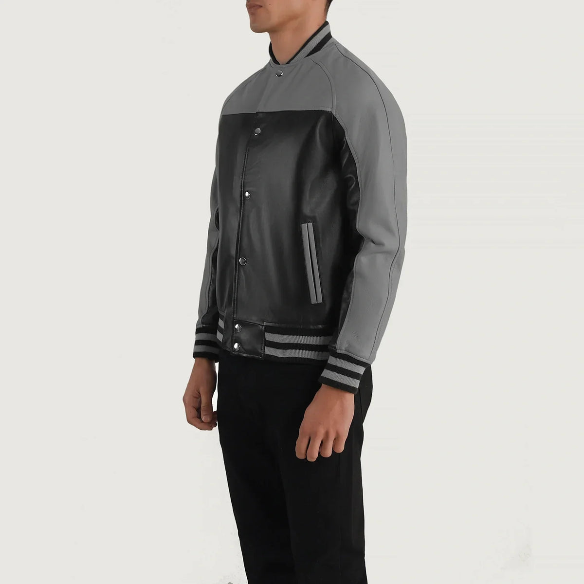 Black &amp; Red Sheepskin Leather Varsity Jacket - 展示肩部贴合剪裁与利落下摆的背面细节