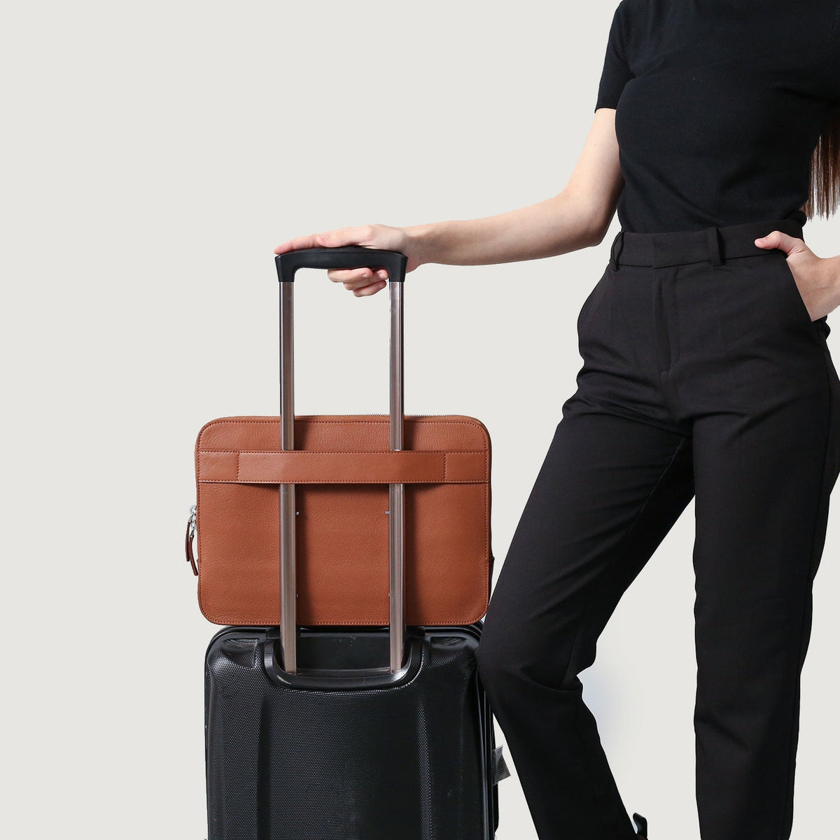 
模特上身效果： The Baxter Brown Leather Laptop Sleeve For Men & Women 模特试穿展示（自然光垂坠质感）