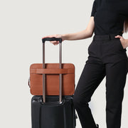 
模特上身效果： The Baxter Brown Leather Laptop Sleeve For Men & Women 模特试穿展示（自然光垂坠质感）
