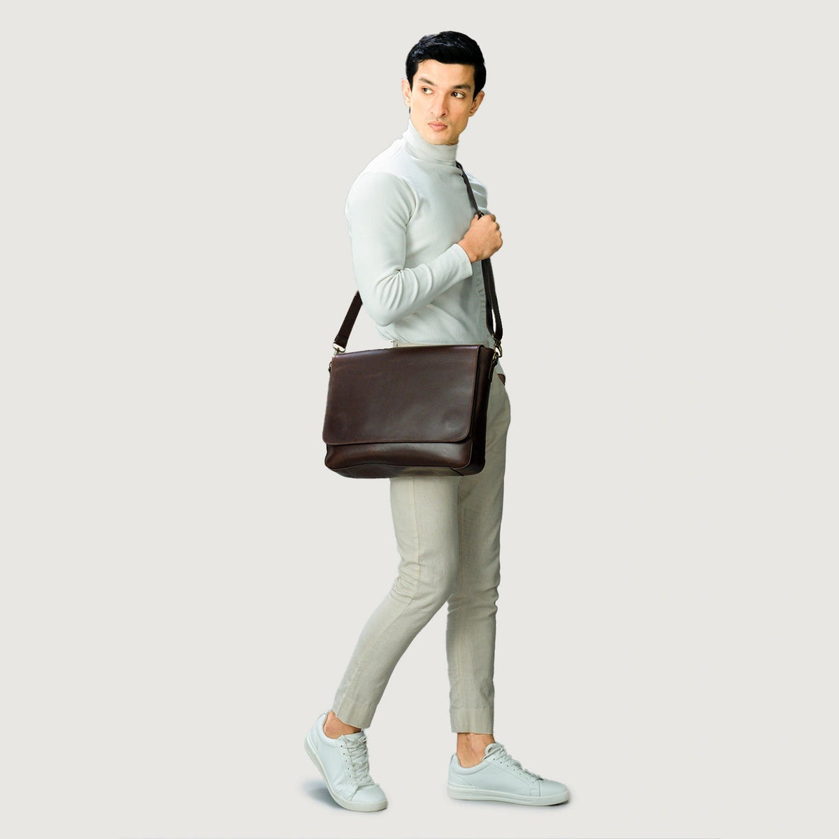 
Vintage Brown Full-Grain Leather Messenger Bag - 展现加固真皮背带与承重走线的背部视角