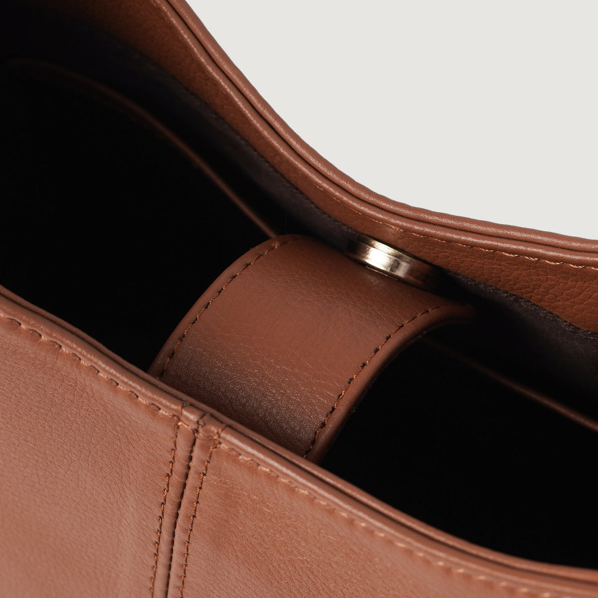 
模特上身效果： The Stefani Brown Leather Hobo Bag For Women 模特试穿展示（自然光垂坠质感）