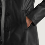 
Urban Slate 经典黑 真皮大衣 男士 - 展现立体袖型与合身版型的侧身视角