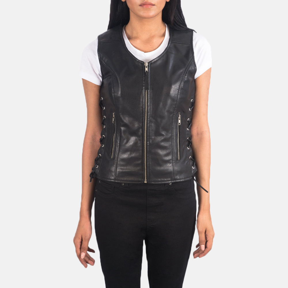 Close-Up Detail of V-neck &amp; Zipper Hardware on Women's Vanda 黑色 Leather Biker Vest 女士