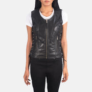 Close-Up Detail of V-neck &amp; Zipper Hardware on Women's Vanda 黑色 Leather Biker Vest 女士