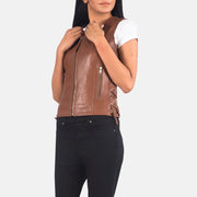 Close-Up Detail of V-neck &amp; Zipper Hardware on Women's Vanda 棕色 Leather Biker Vest 女士