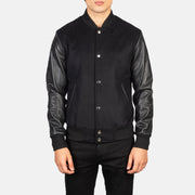 Close-Up Detail of Varsity &amp; Snap Buttons Hardware on Men's Vaxton 黑色 Hybrid Varsity 真皮夹克 男士