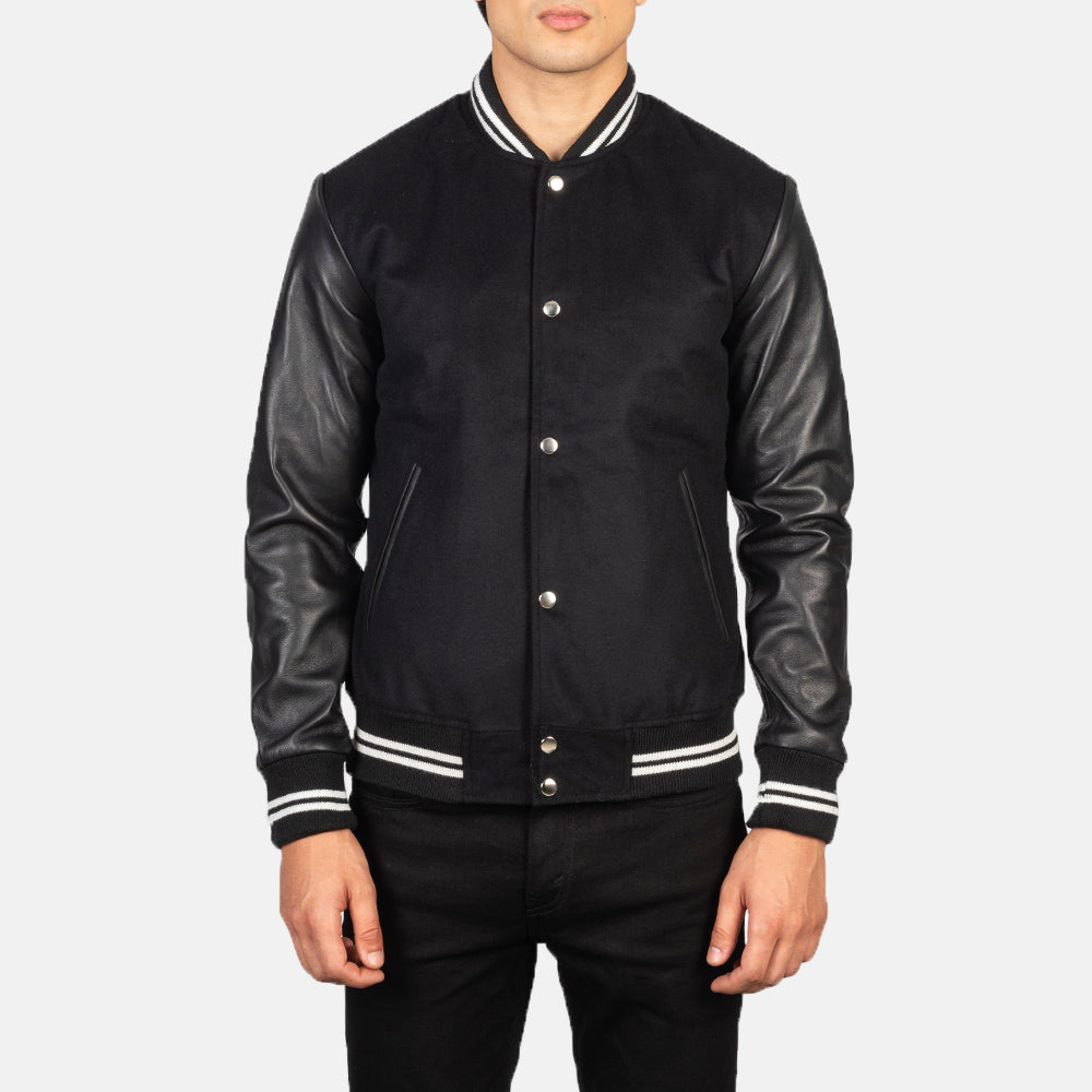 Close-Up Detail of Varsity &amp; Snap Buttons Hardware on Men's Vaxton 黑色 Striped Hybrid Varsity 真皮夹克 男士