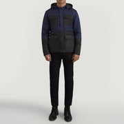 
Wayne 经典黑 & 深海蓝 Hooded Puffer 真皮夹克 男士 - 展现立体袖型与合身版型的侧身视角