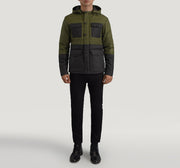 
Wayne 经典黑 & 墨绿色 Hooded Puffer 真皮夹克 男士 - 展现立体袖型与合身版型的侧身视角