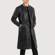 
Wilde 经典黑 Leather Varsity 真皮大衣 男士 - 展现立体袖型与合身版型的侧身视角